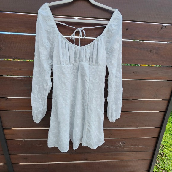 wild fable Dresses & Skirts - Wild Fable White Textured Mini Dress Open Back‎ Long Sleeve Size M